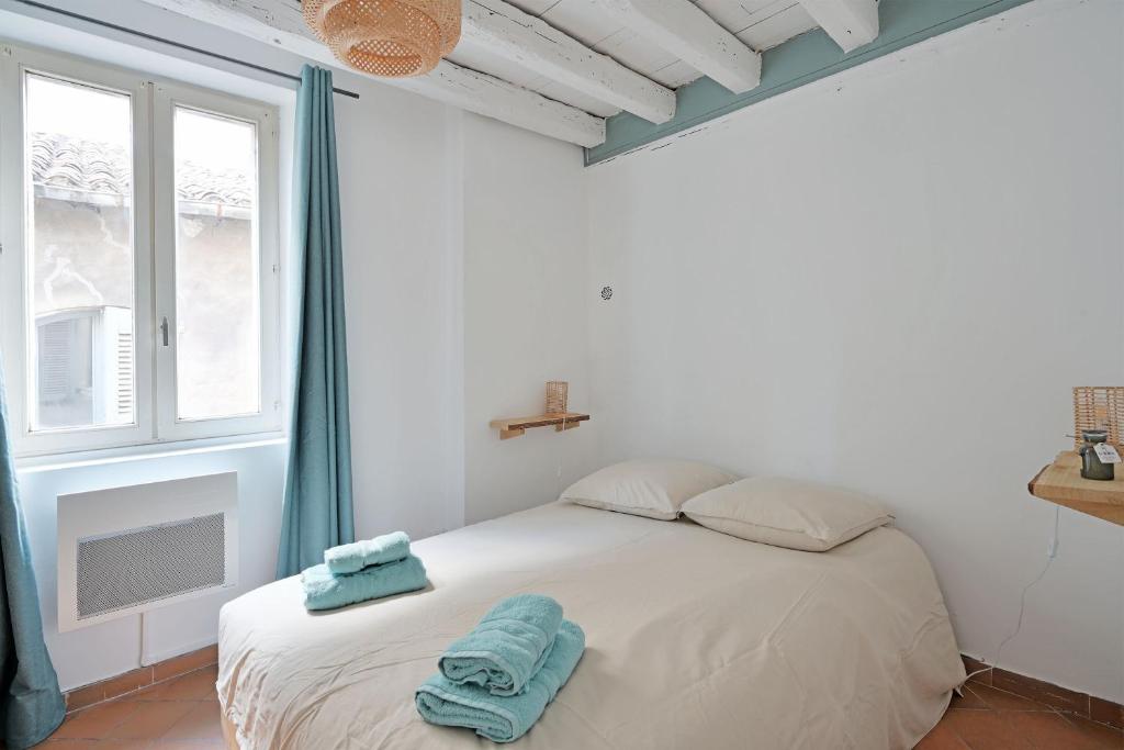 A bed or beds in a room at Oasis Provencale - Clim - Wifi - Parking gratuit à 200m