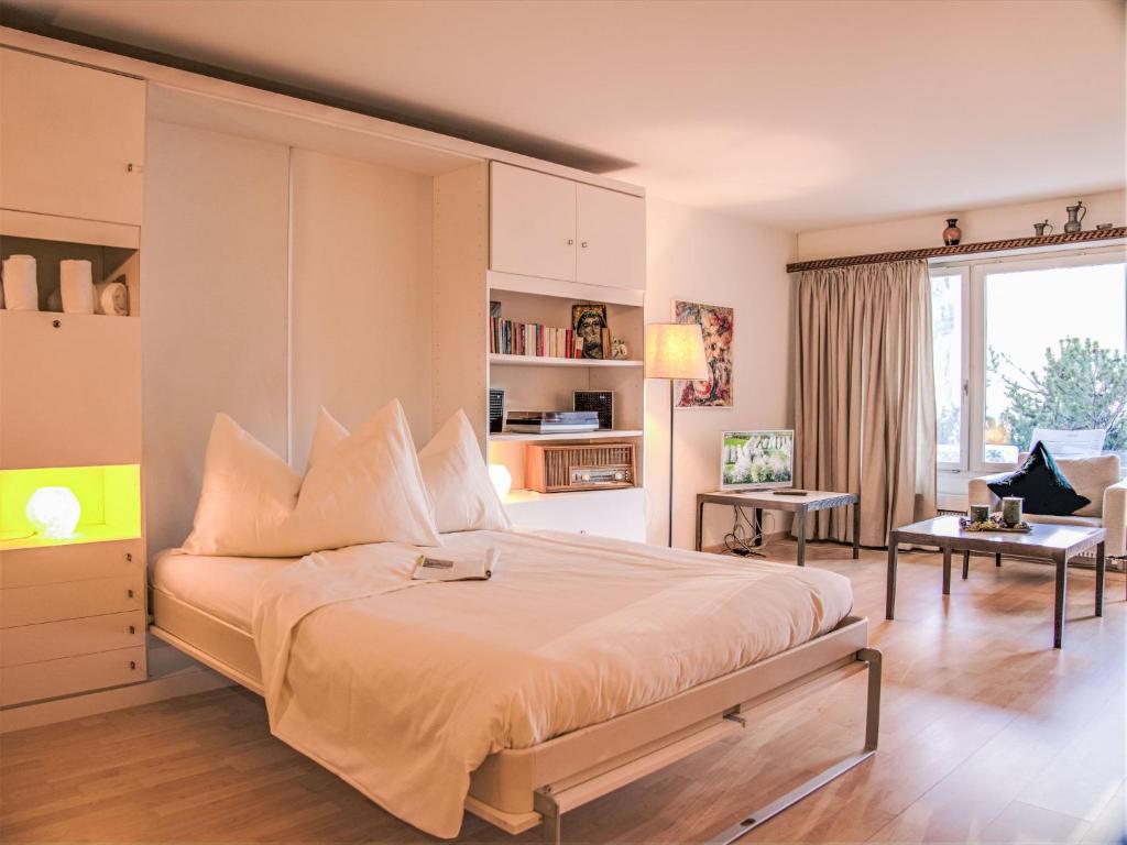 En eller flere senger på et rom på Apartment Residenz Surlej 6 by Interhome