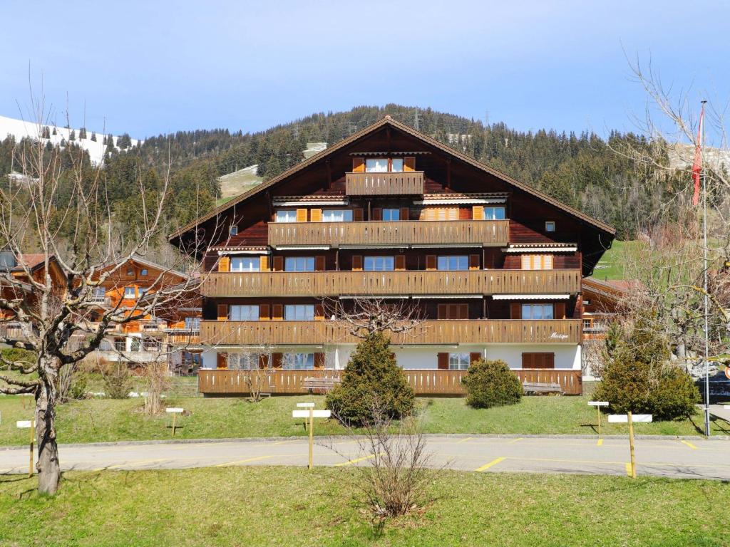 ein großes Gebäude inmitten eines Parks in der Unterkunft Apartment Monique Nr- 9 by Interhome in Gstaad