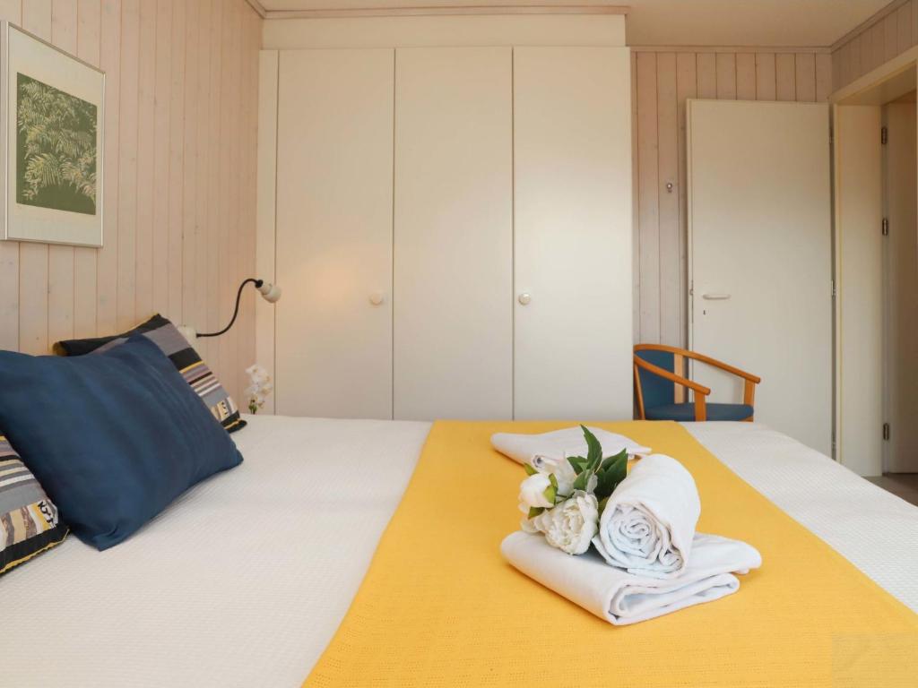 una camera da letto con un letto con asciugamani sopra di Apartment Monique Nr- 9 by Interhome a Gstaad