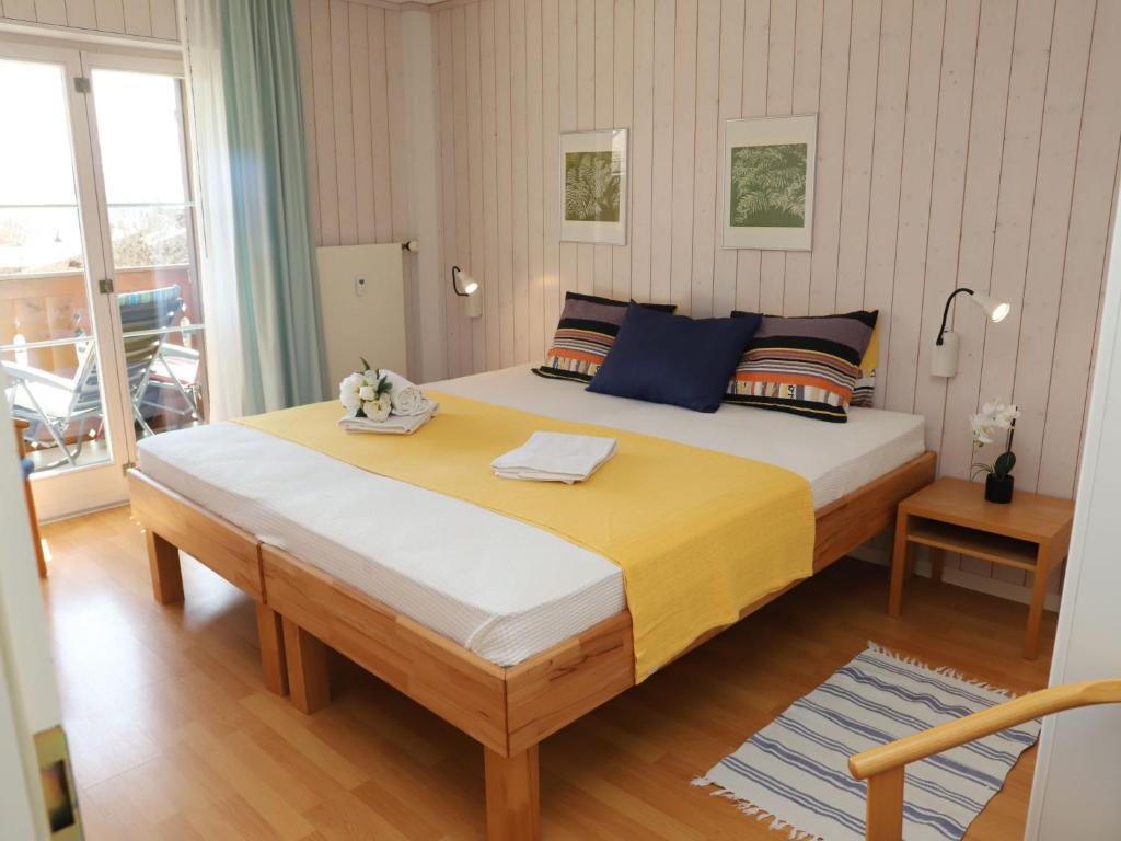 una camera da letto con un letto grande e un balcone di Apartment Monique Nr- 9 by Interhome a Gstaad