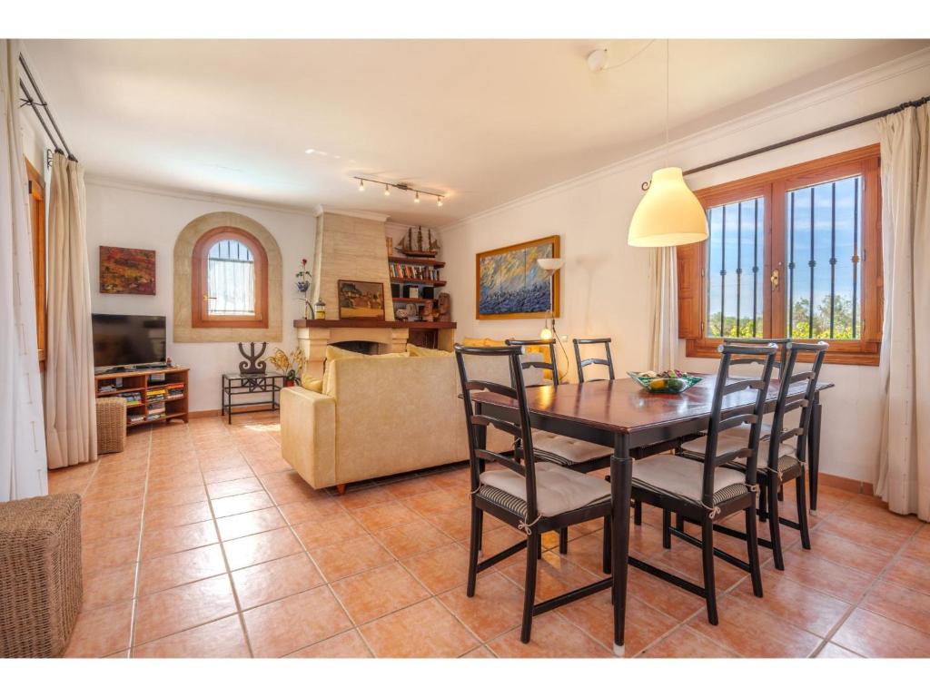 salon ze stołem, krzesłami i kanapą w obiekcie Holiday Home Sa Caseta by Interhome w mieście Muro