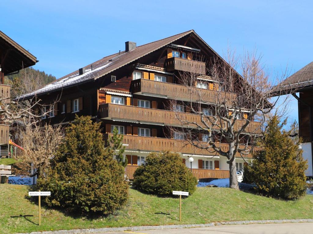 un gran edificio con balcones en un lateral en Apartment Suzanne Nr- 21 by Interhome en Gstaad