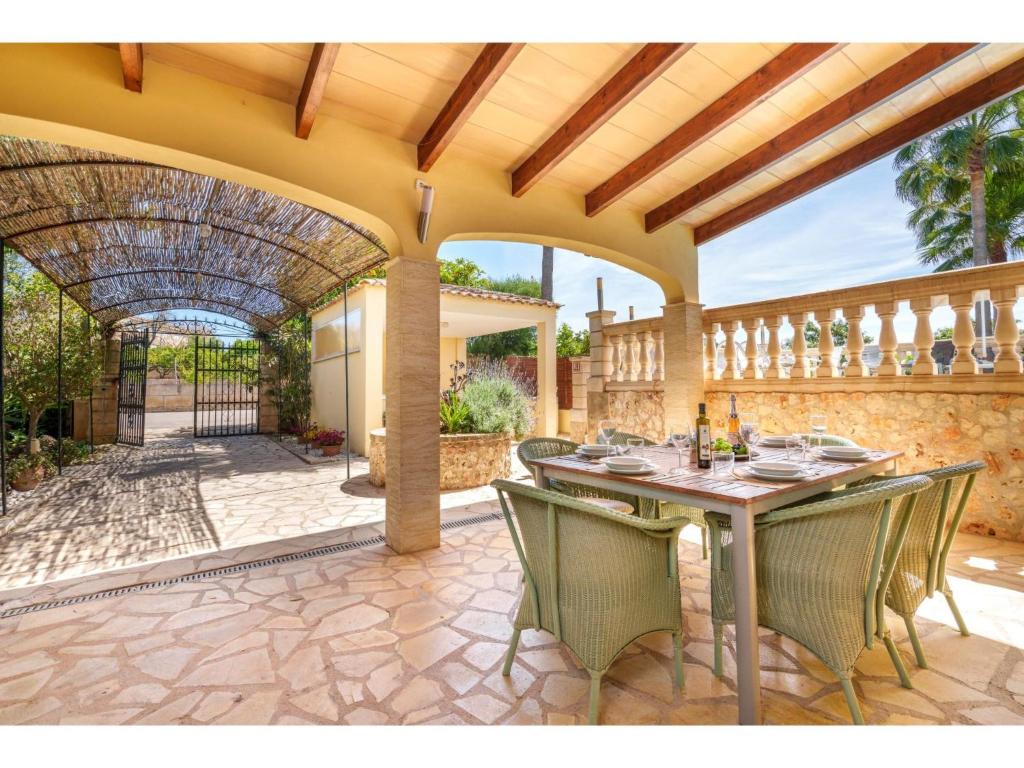 Patio lub wspólna przestrzeń na świeżym powietrzu w obiekcie Holiday Home Sa Caseta by Interhome