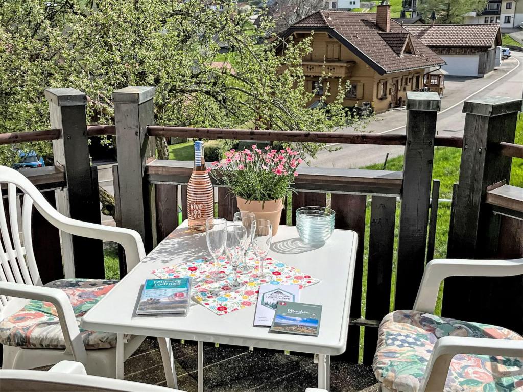 una mesa blanca con gafas y una botella en el balcón en Apartment Sonnenblick III by Interhome en Büreten