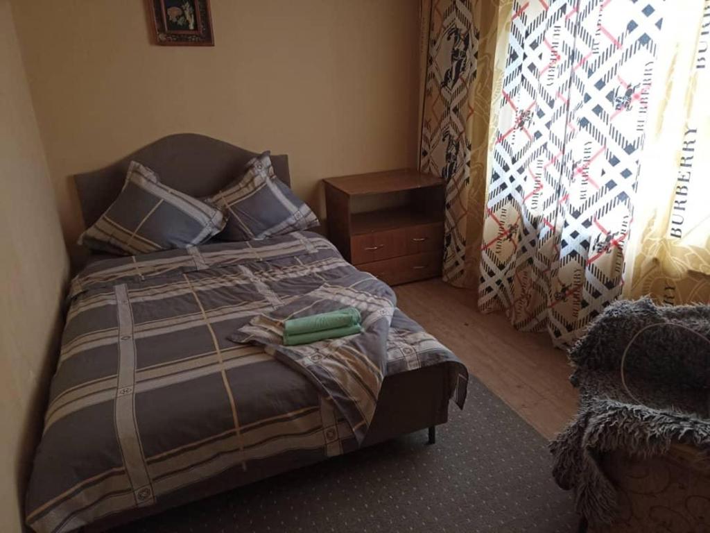 1 dormitorio con cama y ventana en Тимур, en Tokmok