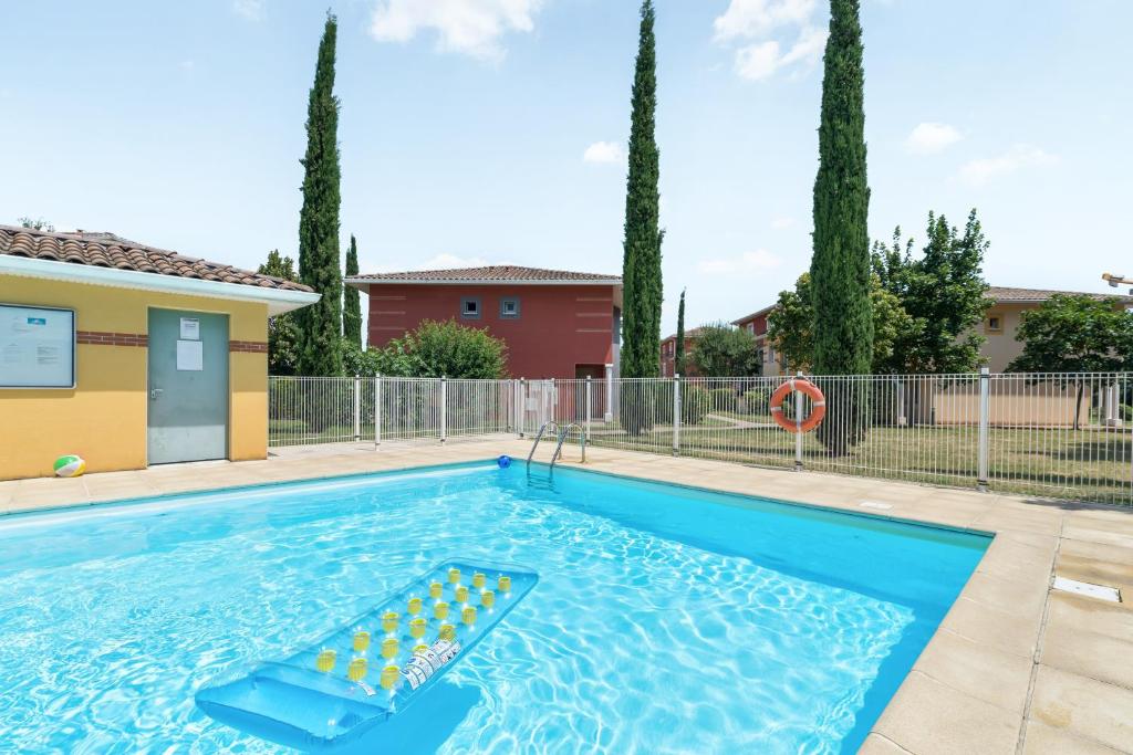 una piscina con spaghetti in piscina al centro di Appart'City Classic Toulouse Saint-Simon a Tolosa