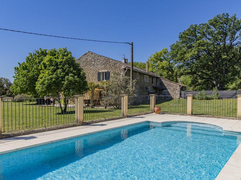 ein Pool vor einem Zaun in der Unterkunft Holiday Home La Grive - RCH100 by Interhome in Richerenches