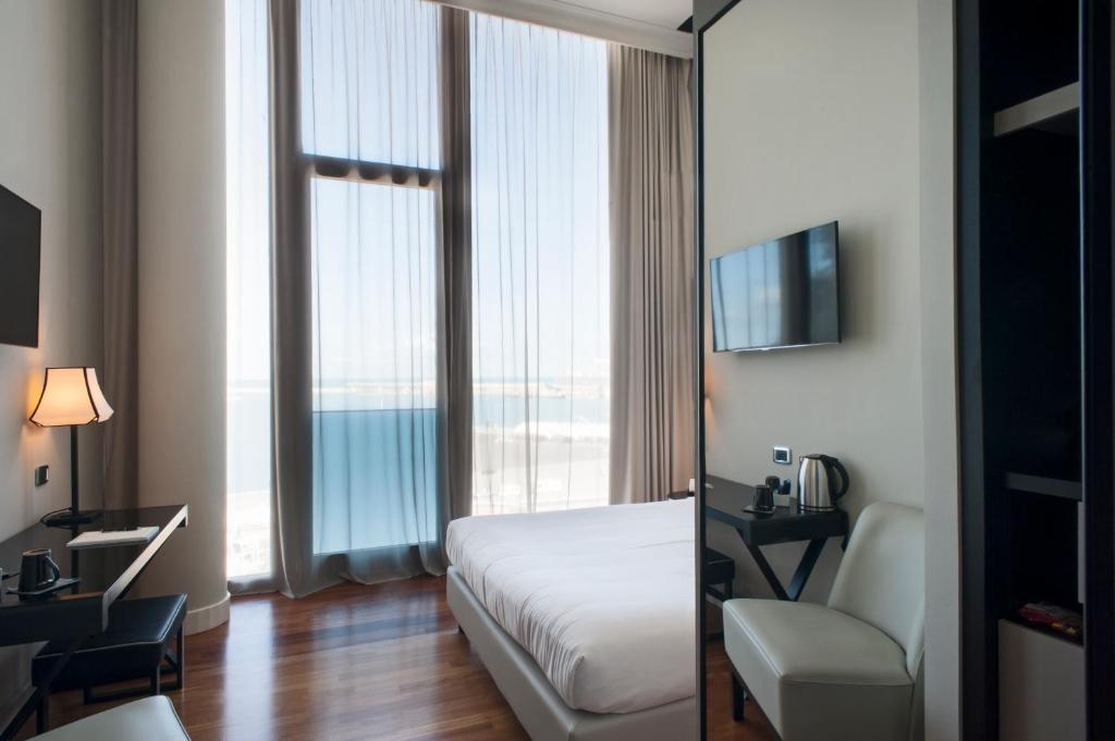 TV a/nebo společenská místnost v ubytování SeePort Hotel