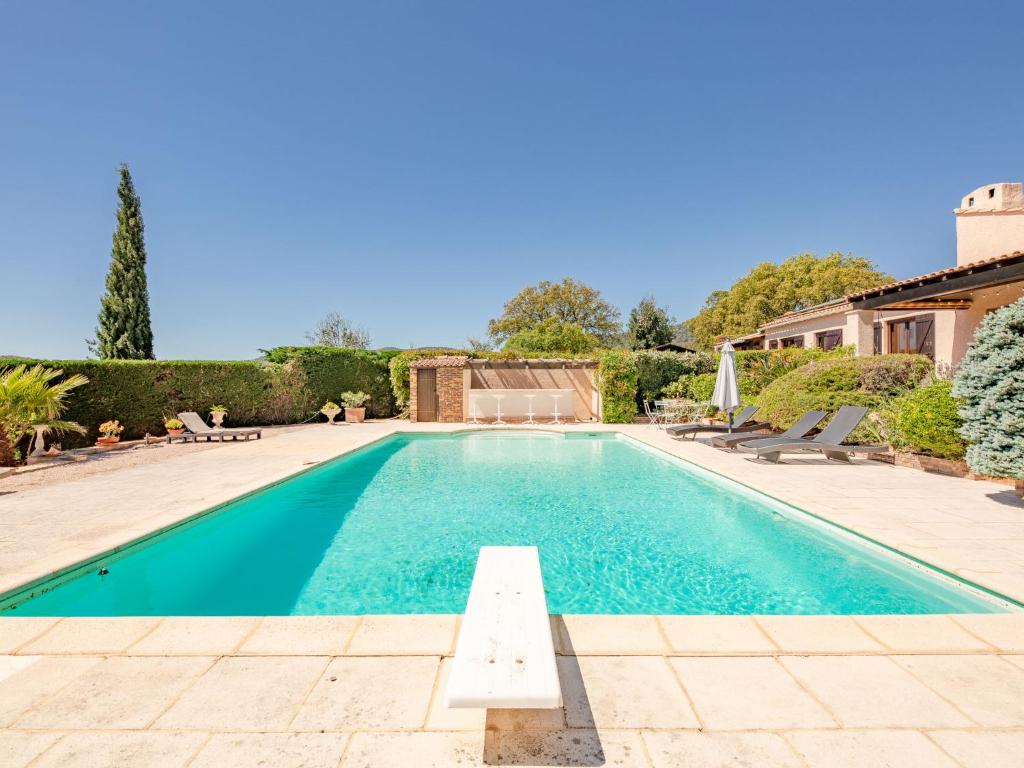 une piscine dans une cour avec une maison dans l'établissement Holiday Home Le Mas d'Olive by Interhome, à Grimaud