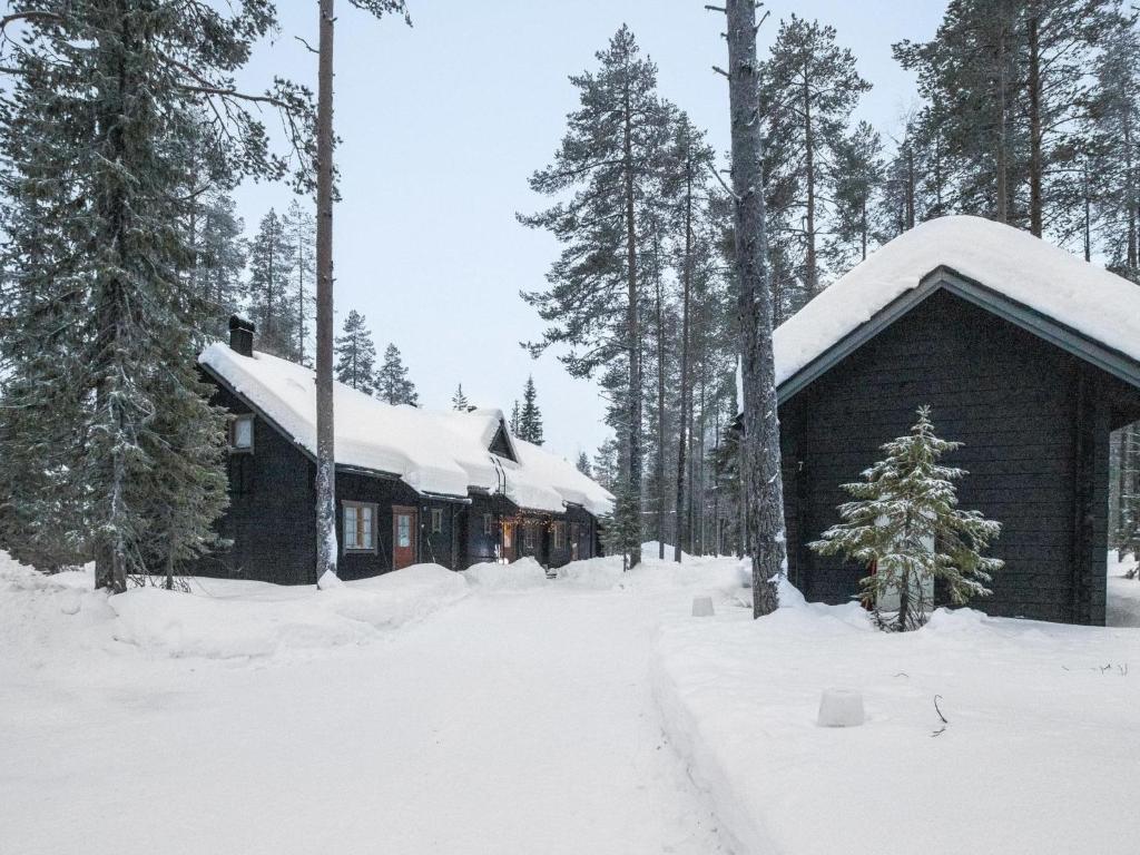 ユッラスヤルヴィにあるHoliday Home Kultapiisku 2 by Interhomeの雪の中の木々の丸太小屋