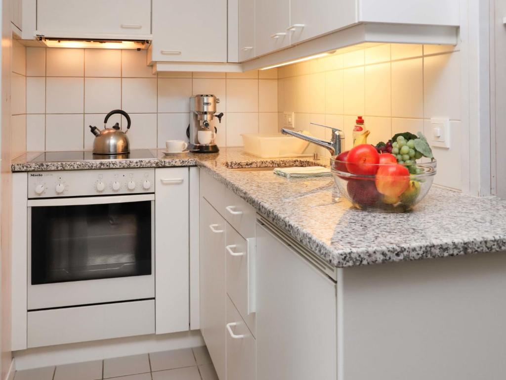 una cucina con una ciotola di frutta su un bancone di Apartment Arlette Nr- 34 by Interhome a Gstaad