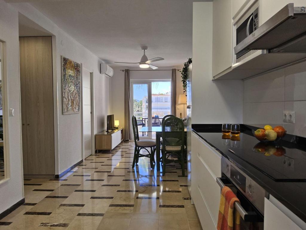 A kitchen or kitchenette at Apartment Sol y Mar by Interhome