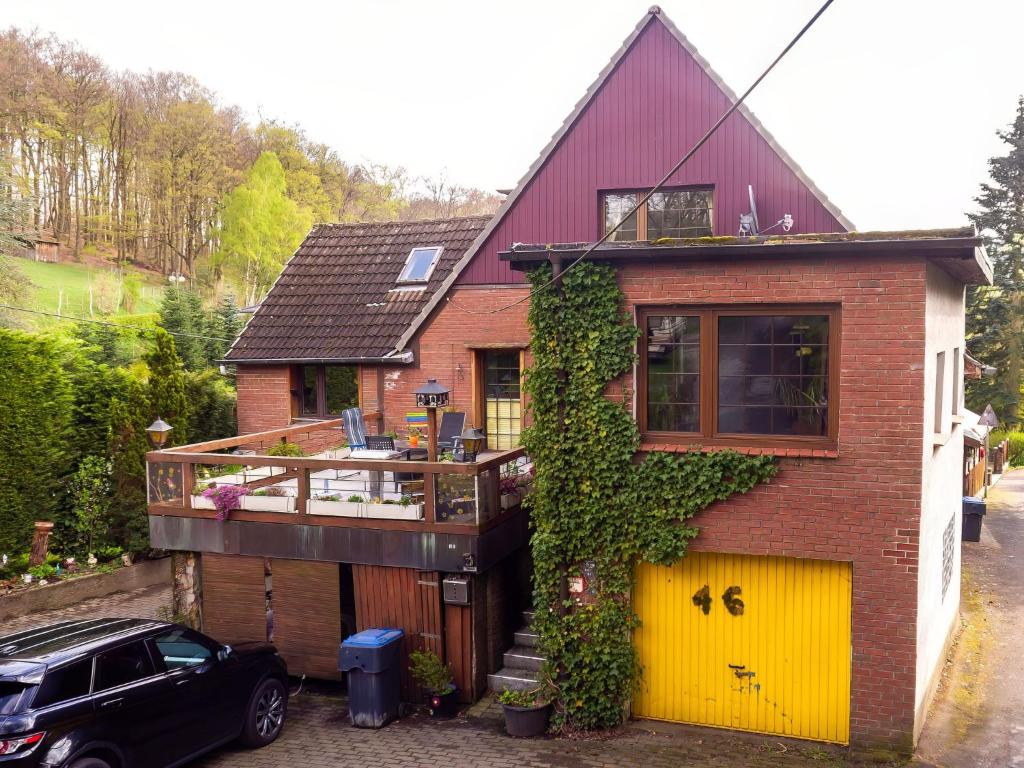 una casa con un coche aparcado delante de ella en Apartment Haus Keller by Interhome, en Heppingsen