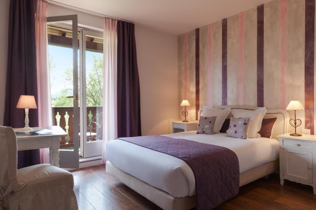 Postel nebo postele na pokoji v ubytování Hôtel Restaurant Verger des Châteaux, Route des vins Haut-Koenigsbourg