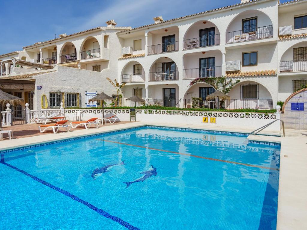 una piscina frente a un hotel en Apartment Las Farolas family retreat by Interhome, en Mijas Costa