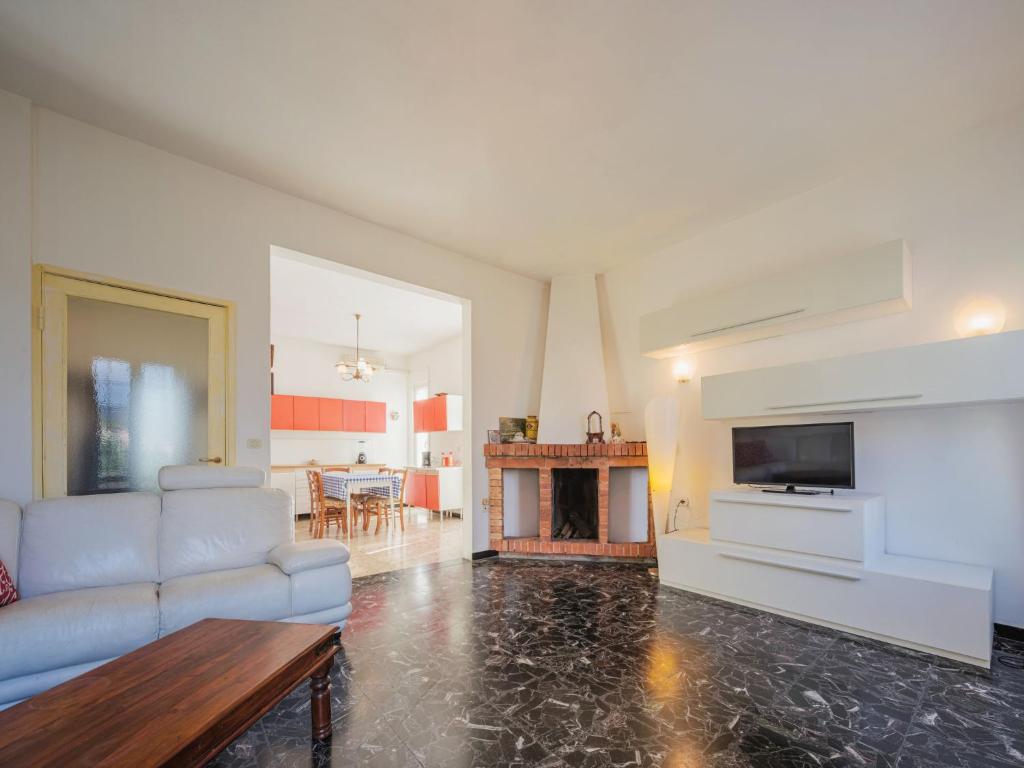 Televízia a/alebo spoločenská miestnosť v ubytovaní Apartment Compiano by Interhome