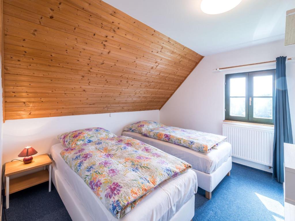 Postel nebo postele na pokoji v ubytování Holiday Home Holiday Hill 30 by Interhome