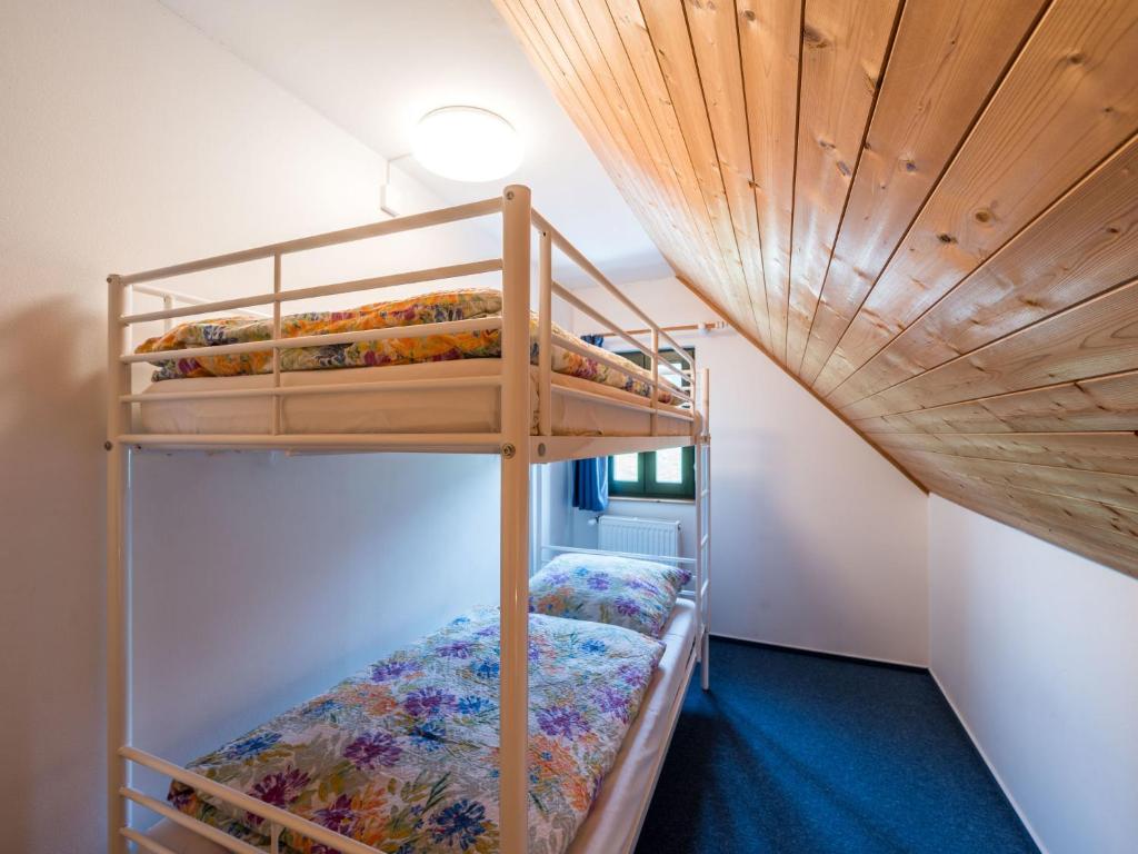 Postel nebo postele na pokoji v ubytování Holiday Home Holiday Hill 30 by Interhome