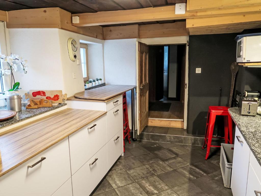 Kuchyň nebo kuchyňský kout v ubytování Apartment Feu de Joie by Interhome