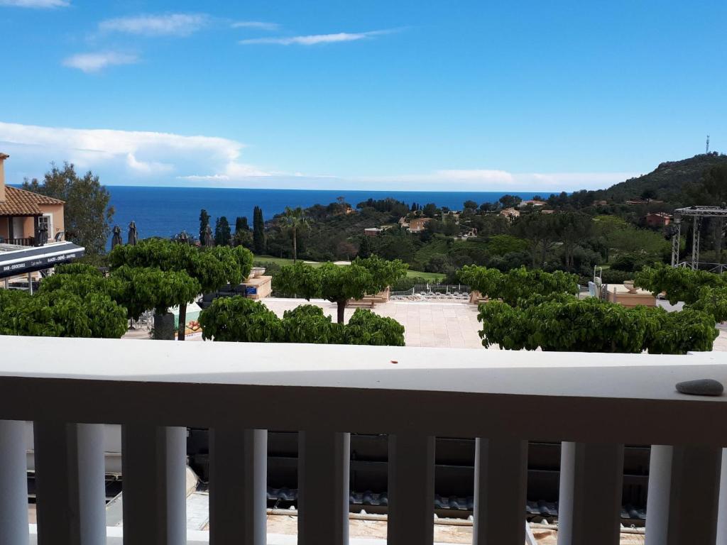 une vue sur l'océan depuis un balcon dans l'établissement Apartment Le Village - B1 328 by Interhome, à Agay