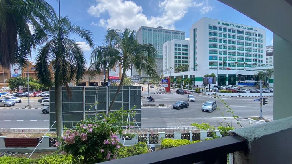 vistas a un aparcamiento con palmeras y edificios en AizatAzmi Homestay, en Melaka