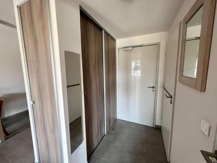 a hallway with a door leading to a room at San José in Juvignac