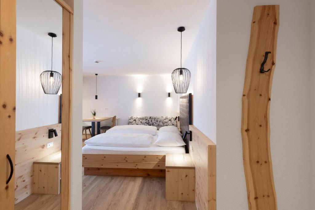 Letto o letti in una camera di Zur Brücke apartments and rooms - Your home in heart of South Tyrol, with Brixencard