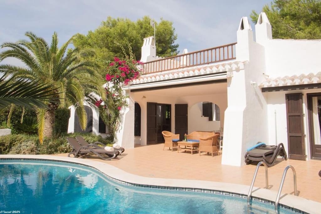 une villa avec une piscine et une maison dans l'établissement Top Rated Menorca Villa, Binibecca, à Binibeca