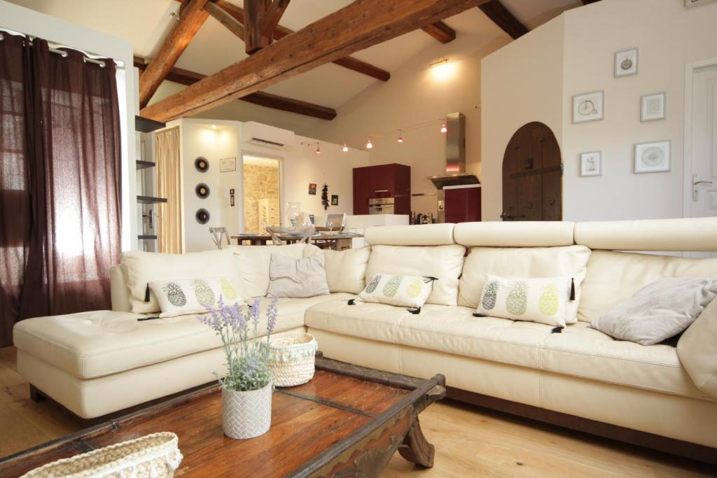 un salon avec un canapé blanc et une table dans l'établissement L'Estaou de Julie- Meublé de Tourisme 4 Étoiles, à Saint-Paul-et-Valmalle