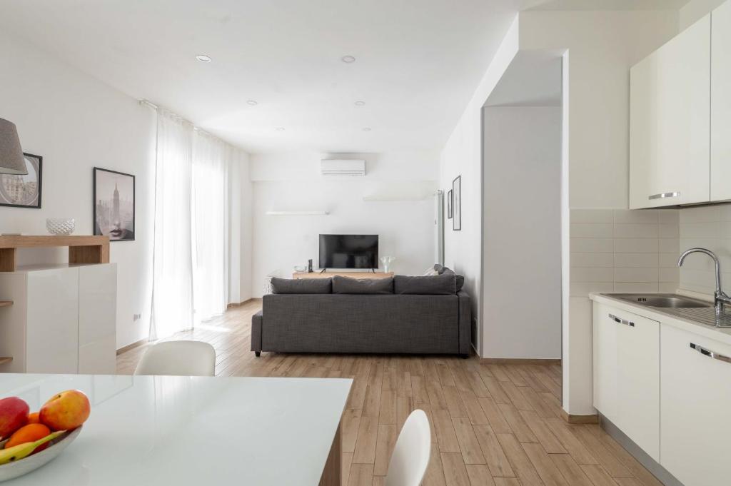 una cucina e un soggiorno con divano di LoveRhome Apartment 1 a Roma