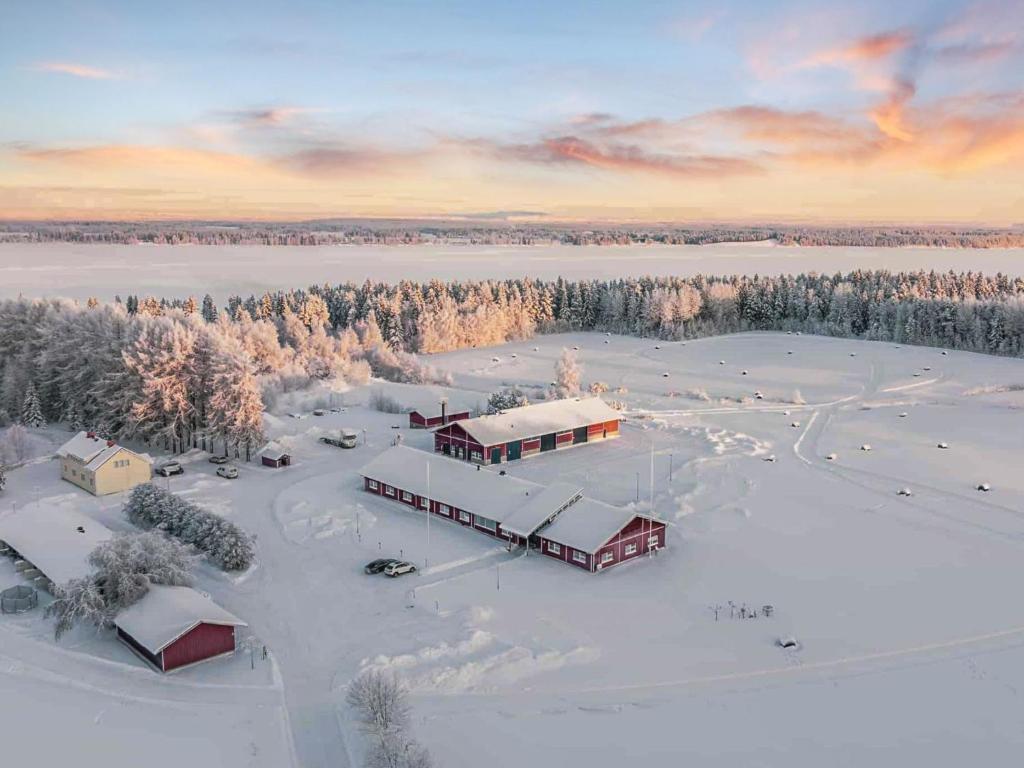 eine Luftansicht eines Gebäudes im Schnee in der Unterkunft Holiday Home Ruokolan kartano by Interhome in Sotkamo