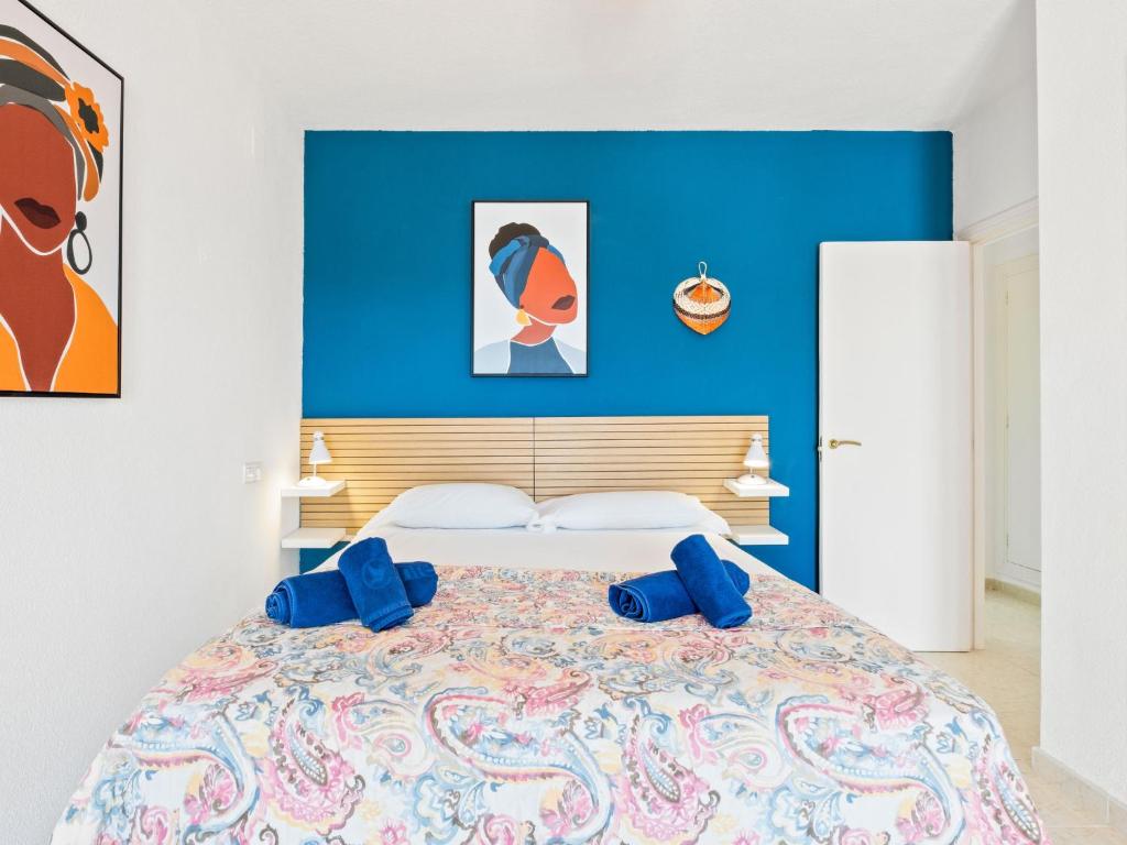 ein Schlafzimmer mit einem großen Bett mit blauen Wänden in der Unterkunft Holiday Home Las Mimosas by Interhome in Benitatxell