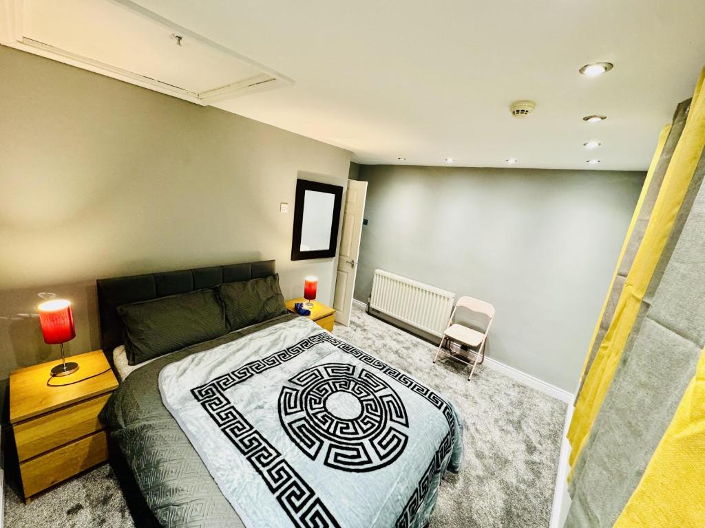 4-Bed Full House Stourbridge Birmingham في ستووربريدج: غرفة نوم بسرير كبير في غرفة