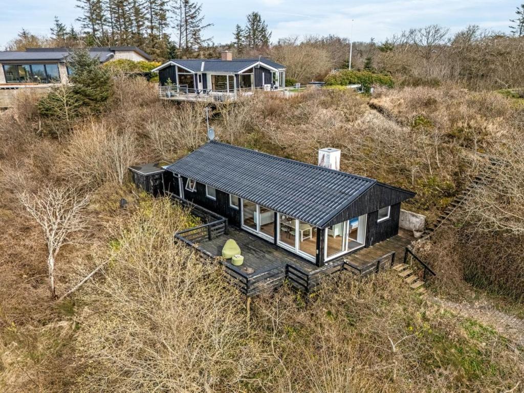 einen Blick über ein Haus mit Solardach in der Unterkunft Holiday Home Heera - 100m to the inlet in The Liim Fiord by Interhome in Lihme