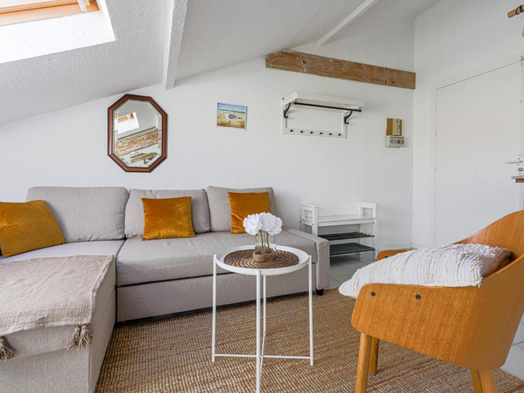 un salon avec un canapé et une table dans l'établissement Apartment l'Escurial by Interhome, à Nice