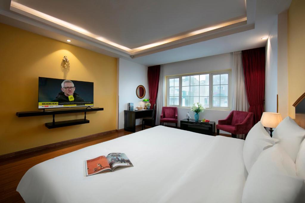 TV a/nebo společenská místnost v ubytování Hanoi Harmonia Hotel & Spa