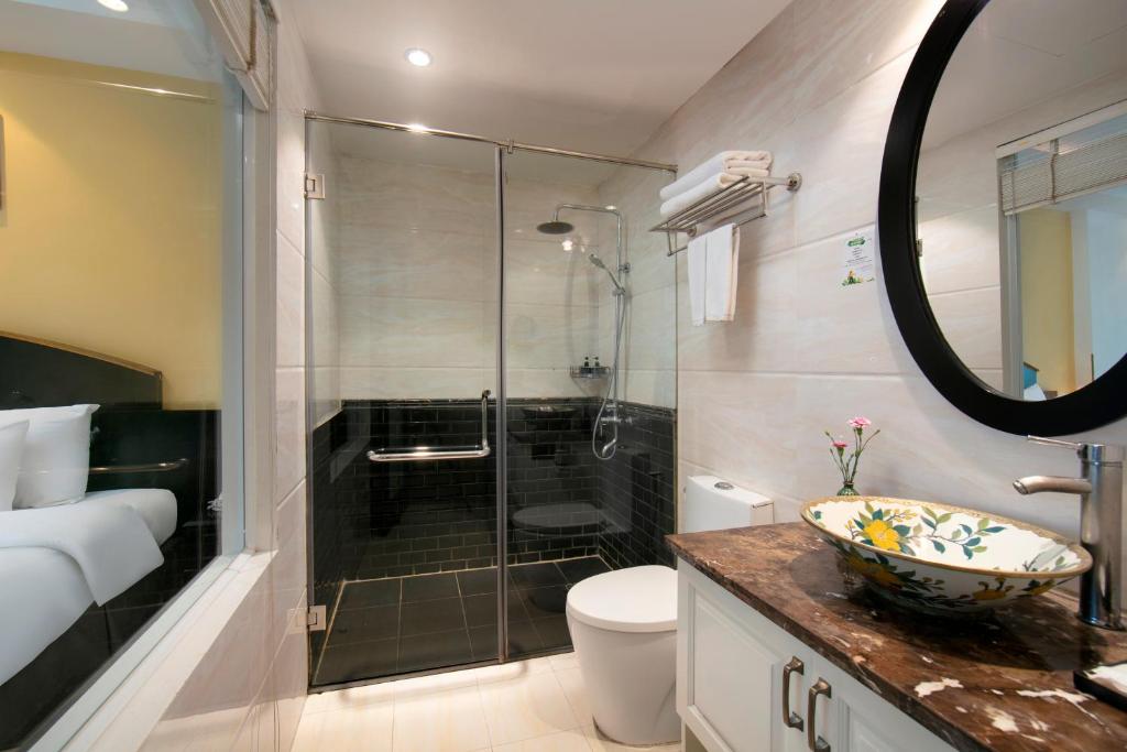 Koupelna v ubytování Hanoi Harmonia Hotel & Spa