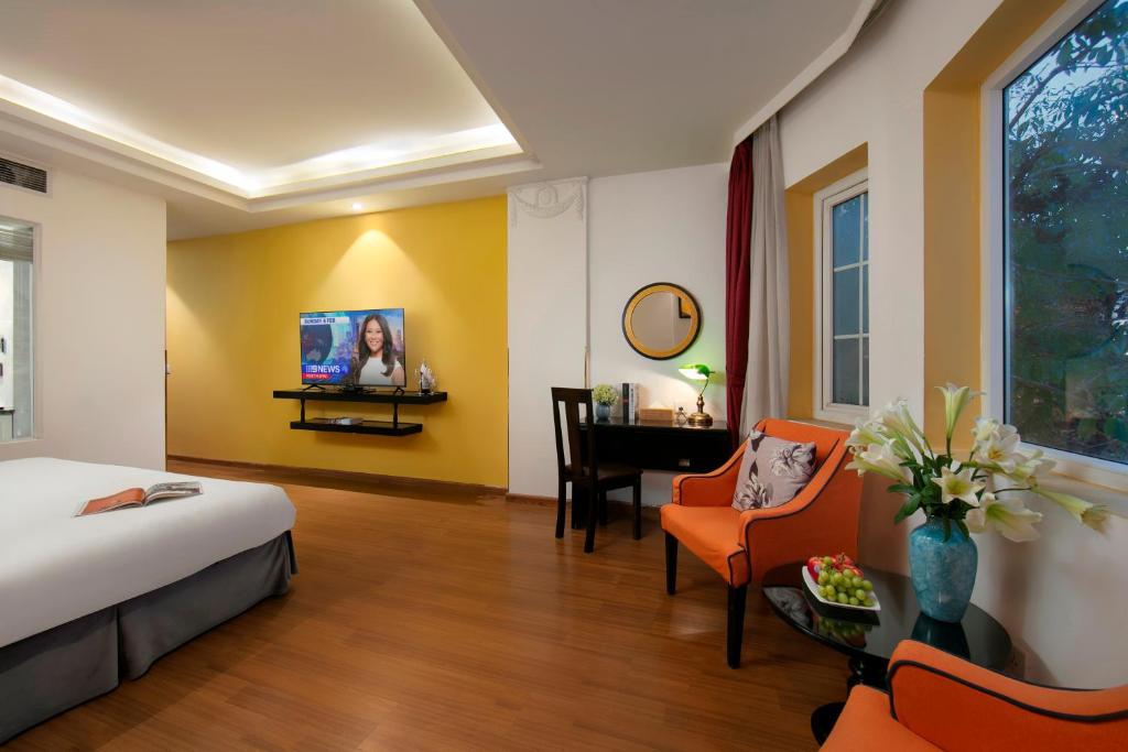 TV a/nebo společenská místnost v ubytování Hanoi Harmonia Hotel & Spa