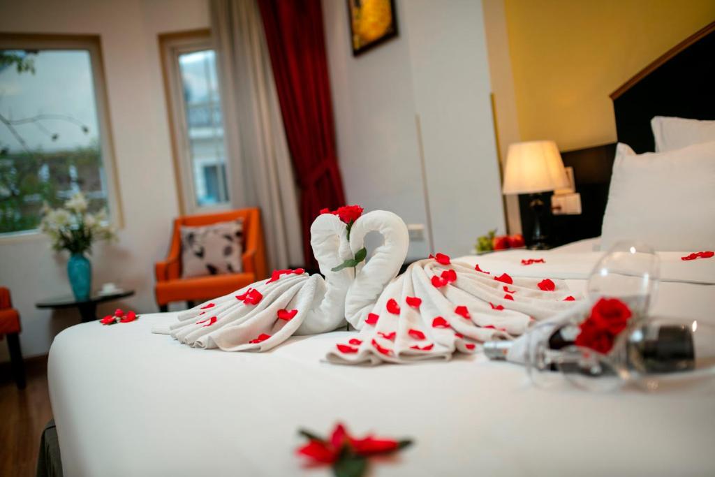 Postel nebo postele na pokoji v ubytování Hanoi Harmonia Hotel & Spa