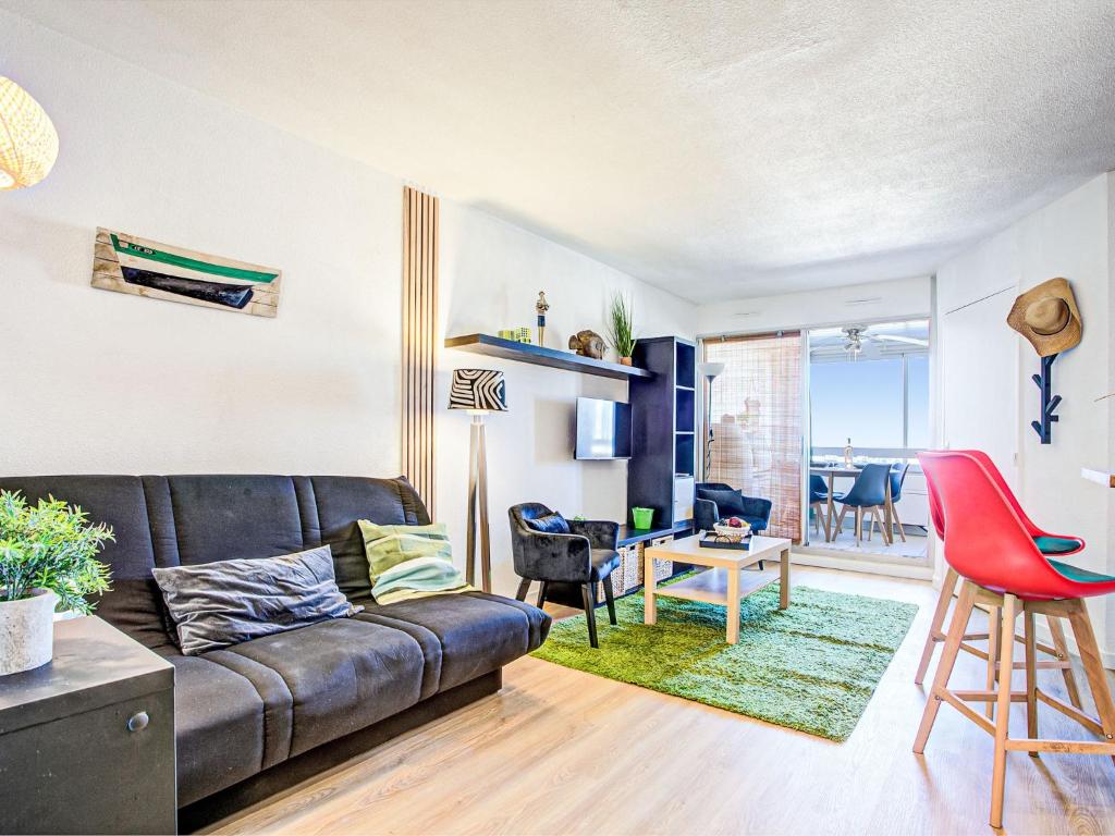 un salon avec un canapé et une table dans l'établissement Apartment Ipanema Sud-15 by Interhome, à Canet