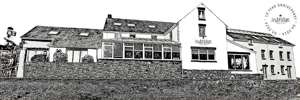 czarno-białe zdjęcie domu w obiekcie Ivybridge Guesthouse w mieście Fishguard