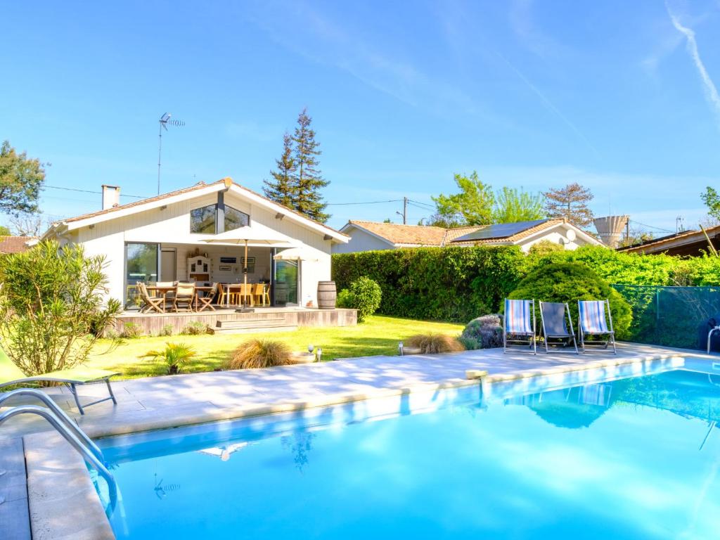 Swimmingpoolen hos eller tæt på Villa Cassy by Interhome