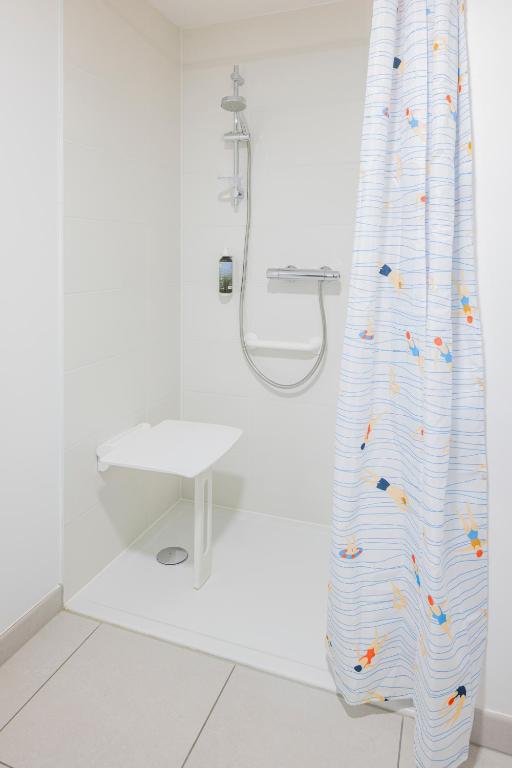 Ванная комната в All Suites Appart Hotel Le Havre