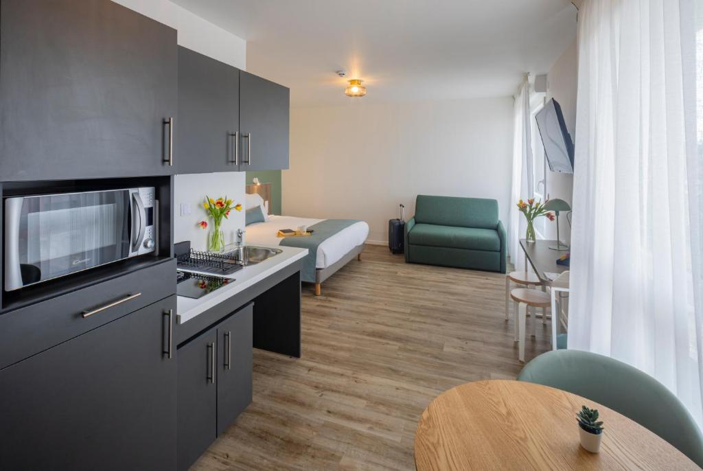 Кухня или мини-кухня в All Suites Appart Hotel Le Havre
