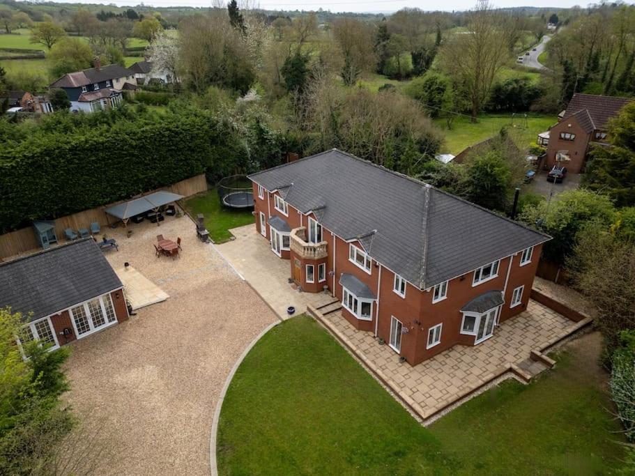 uma vista aérea de uma grande casa de tijolos em Stratford-upon-Avon Family Mansion em Henley in Arden