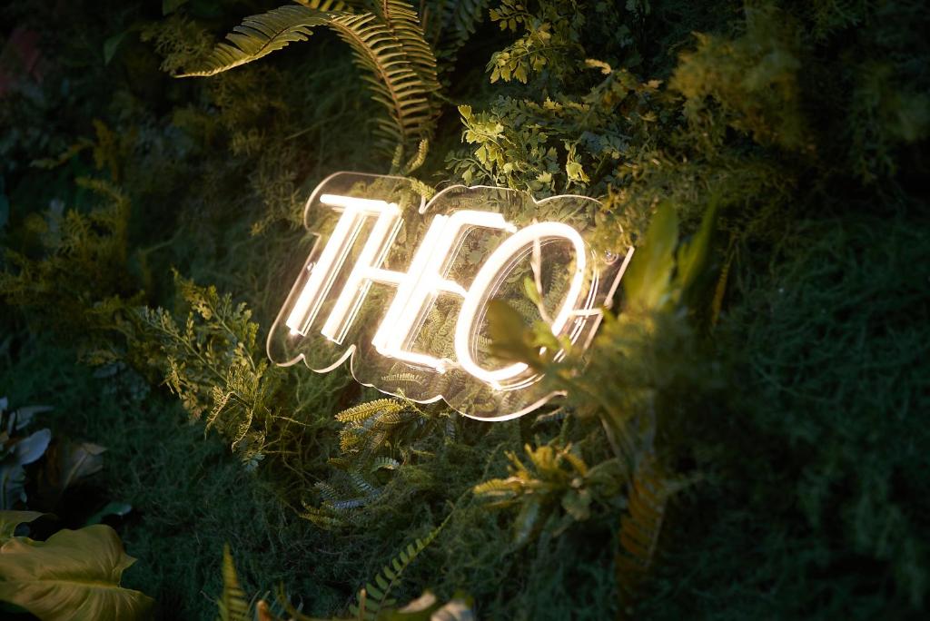 Ein Neonschild, auf dem h im Gras steht. in der Unterkunft Théo Hôtel Limoges, The Originals City in Limoges