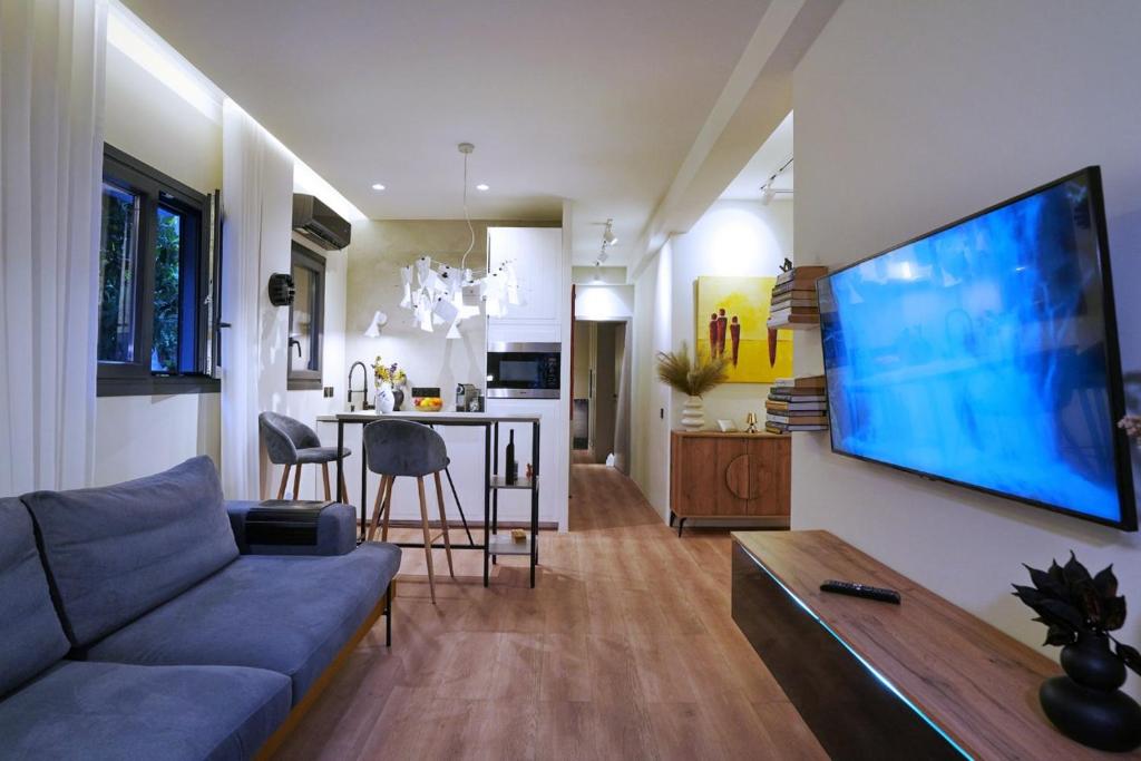 Televízia a/alebo spoločenská miestnosť v ubytovaní P Faliro Riviera Suite