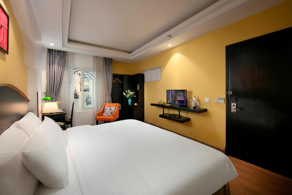 Postel nebo postele na pokoji v ubytování Hanoi Harmonia Hotel & Spa