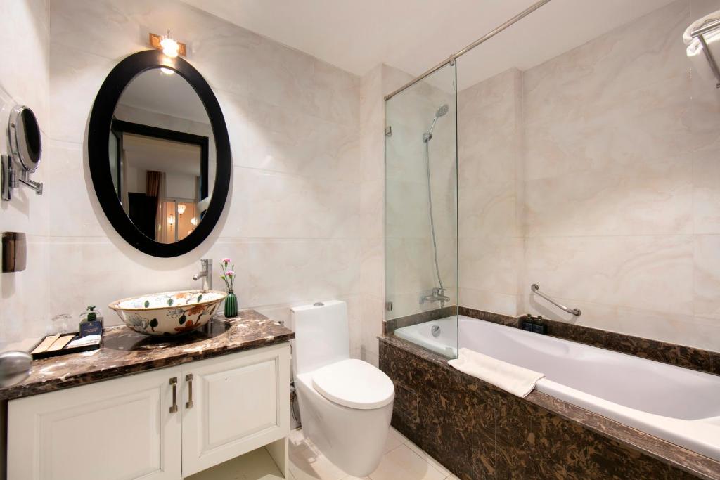 Koupelna v ubytování Hanoi Harmonia Hotel & Spa